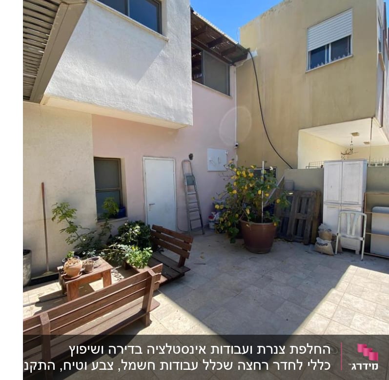 סולם מתכת ליד קיר חיצוני עם צמחייה